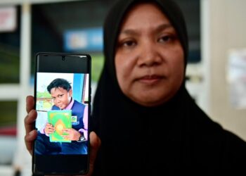 NORMALA Mohd Nor menunjukkan gambar Muhammad Amsyar Farhan Mohd. Noor semasa ditemui di Unit Forensik Hospital Sultanah Nur Zahirah (HSNZ) Kuala Terengganu, Terengganu. -UTUSAN/PUQTRA HAIRRY