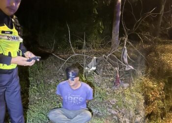 ANGGOTA polis melakukan siasatan di lokasi mangsa ditemukan dalam keadaan tangan terikat di tepi jalan berhampiran Taman Sri Wawasan di Raub, Pahang. - IHSAN IPD RAUB