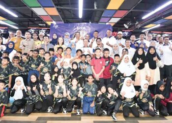 MOHD. Annuar Zaini bersama barisan tetamu dan pelajar pada Program UDA Cares : Bangunkan Komuniti, Lahirkan Juara di Angsana Ipoh Mall, Ipoh semalam. – UTUSAN/ZULFACHRI ZULKIFLI