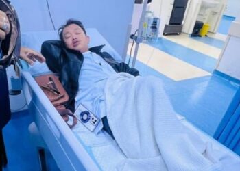 USTAZ Mad Kecik atau Muhammad Abdullah semasa menerima rawatan di sebuah hospital malam tadi setelah mengalami masalah kesihatan. -  FB MOHD FAIZUL ABDULLAH
