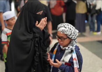 NOORAINI Mamat bersama Muhammad Abdullah atau Ustaz Mad Kecik semasa hari aktivis itu berangkat menyertai Misi Global Sumud Flotilla. - MEDIA SOSIAL UMK