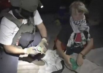 RAKAMAN video dikeluarkan oleh Kementerian Luar Israel pada 1 Oktober lalu, menunjukkan askar rejim bersama aktivis iklim Sweden, Greta Thunberg (kanan), selepas kapal konvoi Global Sumud Flotilla dipintas. – AFP