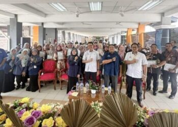 MUSTAPA Long (tengah) dan  Ahmad Munawar Abdul Jalil (dua dari kiri) melakukan gimik perasmian Program Celebrating Milestone Achievement of 100,000 Safe Man-Hours Without LTI di tapak MTNP Cawangan Lipis, Kampung Bapong, Lipis baru-baru ini