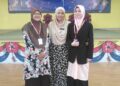 Nahari  Matono Arukin (tengah ) bergambar salah seorang pelajar selepas program bimbingan pertandingan di Hulu Langat.
