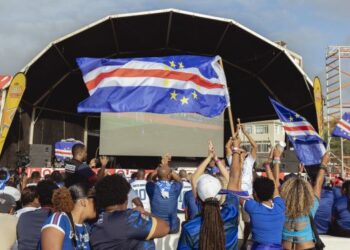 Warga Cape Verde meraikan kejayaan negara mereka layak ke Piala Dunia 2026 di 
Sao Vicente, Cape Verde, semalam. - AFP
