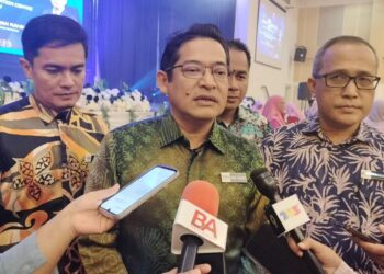 WAN Hashim Wan Rahim (tengah) bercakap kepada pemberita selepas menghadiri Majlis Persaraan Jabatan Pendidikan Negeri Terengganu 2025 di Kuala Nerus, Terengganu. - UTUSAN / NURSYASYA NADHIRAH ZABIDI
