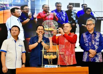 WAN ROSDY Wan Ismail (dua kanan) menyempurnakan majlis cabutan undi Pakej Kerja Sub-Kontraktor Bumiputera G1 dan G2 bagi Projek ECRL Pahang di ECRL Basecamp Kotasas di Kuantan, Pahang.