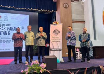 WAN ROSDY Wan Ismail (tiga dari kiri) ketika merasmikan Seminar Aspirasi Pahang 1st Tingkatan Enam di Dewan Jubli Perak Sultan Haji Ahmad Shah di Kuantan, Pahang.