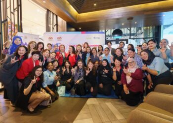 JESSIE Tan (berdiri, tengah) bersama barisan penaja WE2025.