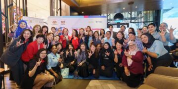 JESSIE Tan (berdiri, tengah) bersama barisan penaja WE2025.