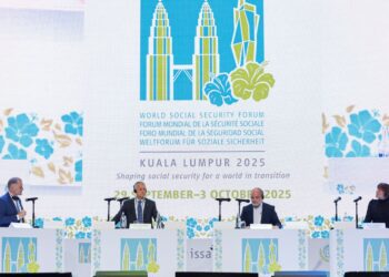STEPHAN Fasshauer (dari kiri), Fabrizio D’Ascenzo, Fernando Gabriel Perez dan Alison van Keulen pada Forum Keselamatan Sosial Dunia 2025 di Pusat Konvensyen Kuala Lumpur, semalam. – UTUSAN/SHIDDIEQIIN ZON