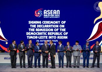 XANANA Gusmão (lima kiri) bergambar sempena Majlis Menandatangani Deklarasi Kemasukan Timor-Leste Ke Dalam ASEAN - PEJABAT PERDANA MENTERI