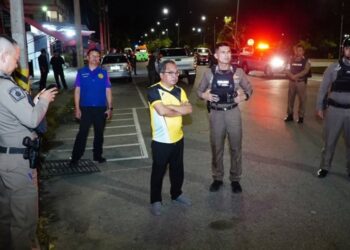 KONGSAKUL Chantharat (tengah) semasa melawat lokasi letupan bom di bandar Yala, Thailand.