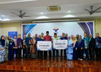ABDUL Basir V. Kunhimohamed (tengah)  bersama penerima insentif YWP di Dewan Masjid Jamek Kampong Bharu, Kuala Lumpur, hari ini.