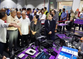 AHMAD Zahid Hamidi (dua dari kiri) mendengar penerangan mengenai teknologi yang dipamerkan dalam Ekspo TVET@KKDW 2025 di Ipoh, Perak hari ini. - UTUSAN/FADZIL ZAINOL