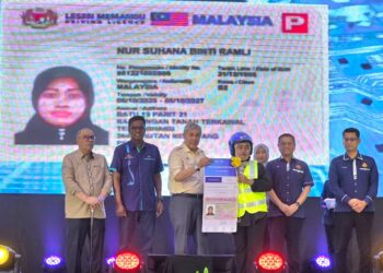 AHMAD Zahid Hamidi pada Majlis Penyerahan Lesen Memandu Program MyLesen B2 Parlimen Bagan Datuk, Peringkat Negeri Perak 2025 hari ini. - UTUSAN/AIN SAFRE BIDIN