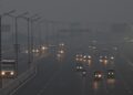 SEJUMLAH kenderaan bergerak dalam jerebu tebal di New Delhi, India. – AFP