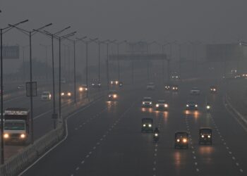 SEJUMLAH kenderaan bergerak dalam jerebu tebal di New Delhi, India. – AFP