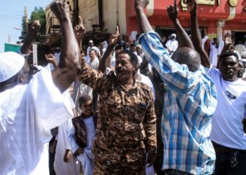 PENDUDUK Omdurman, Sudan berhimpun membantah kekejaman Pasukan Sokongan Pantas di El-Fasher selepas bandar itu ditawan kumpulan bersenjata RSF. – AFP