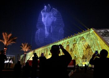 KESAN cahaya menampilkan keranda pengebumian Raja Tutankhamun menerangi langit semasa upacara pembukaan Grand Egyptian Museum di Giza, di barat daya Kaherah.-AFP