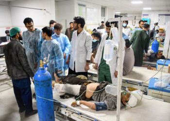 PETUGAS kesihatan memberikan rawatan kecemasan terhadap penduduk yang cedera akibat gempa bumi di Mazar-i-Sharif, Afghanistan. – AFP