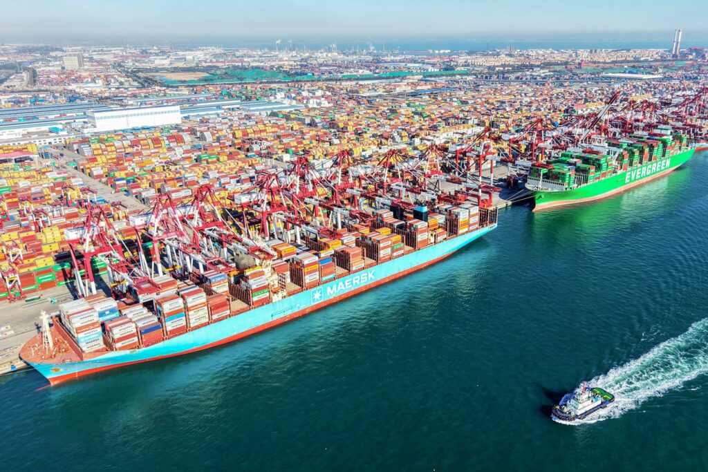 China gantung caj khas pelabuhan kapal AS selama setahun