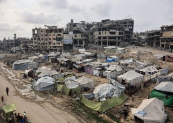 PENDUDUK Palestin mendirikan khemah perlindungan di kawasan runtuhan bangunan di Gaza City. - AFP