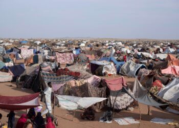 DERETAN khemah yang didirikan oleh pelarian Sudan di Tawila selepas mereka meninggalkan bandar El-Fasher. – AFP