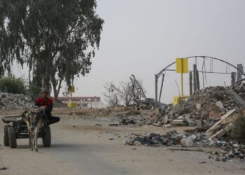 SEORANG lelaki Palestin menaiki kereta keldai berhampiran blok konkrit garis kuning yang diletakkan tentera Israel di Bureij, tengah Semenanjung Gaza.-AFP