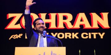 ZOHRAN Mamdani meraikan kemenangannya ketika acara malam pilihan raya di Teater Paramount Brooklyn di Brooklyn, New York.-AFP