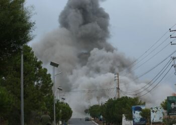 KEPULAN asap kelihatan ketika tentera Israel membedil perkampungan Tayr Debba di selatan Lubnan. – AFP