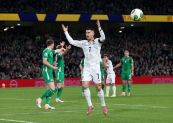 Cristiano Ronaldo dilayangkan kad merah ketika Portugal tewas 0-2 kepada Ireland, semalam.-AFP