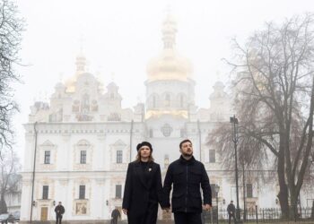 VOLODYMYR Zelensky bersama isterinya, Olena Zelenska berjalan di depan sebuah gereja di Kyiv, Ukraine. – AFP