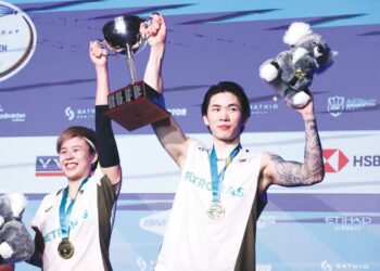 BEREGU campuran utama negara, Chen Tang Jie-Toh Ee Wei menamatkan penantian bagi meraih gelaran Jelajah Dunia BWF tahun ini apabila muncul juara Terbuka Australia di Sydney, semalam selepas menundukkan pasangan Indonesia, Jafar Hidayatullah-Felisha Pasaribu 21-16, 21-11 dalam perlawanan akhir.-AFP