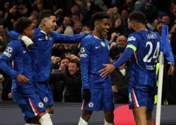 Estevao (tengah) diraikan rakan sepasukan slepas meledak gol kedua Chelsea ketika berdepan barcelona, semalam.