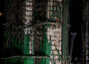 PERANCAH buluh yang digunakan dalam kerja pengubahsuaian blok pangsapuri di Kompleks Wang Fuk Court dikatakan menjadi punca kebakaran yang berlaku. – AFP