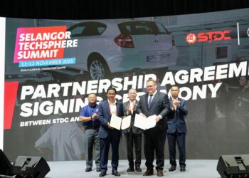 KETUA Pegawai Eksekutif Pembangunan Kemahiran Teknikal Selangor, Harizal bin Hamid (depan kiri) dan Benjamin Nagel (depan kanan) menunjukkan memorandum persefahaman yang ditandatangani untuk memajukan pendidikan teknikal automotif Malaysia untuk era kenderaan elektrik (EV).