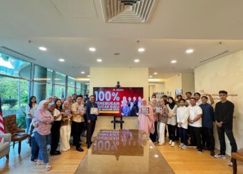 ADIBAH Omar dan warga kerja PKB di papan pemuka pencapaian 100 peratus penebusan Baucar Buku Guru Madani 2025.