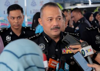 KETUA Polis Pulau Pinang, Datuk Azizee Ismail (tengah) ketika ditemui pemberita, baru-baru ini.