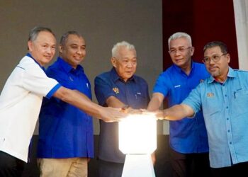 BUNG Moktar merasmikan Sentuhan Kasih Desa @ Libaran di Dewan Serbaguna Libaran di Sandakan, hari ini. - UTUSAN/HARDY JOE