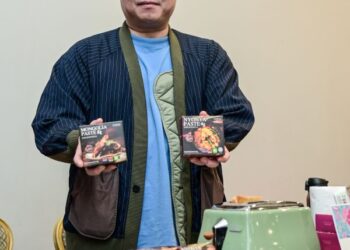 CONAN menunjukkan pes makanan yang dikeluarkan oleh Yang’s Kitchen Recipe.