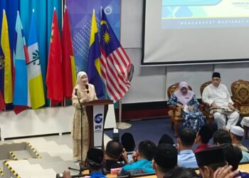 FADHLINA Sidek (kiri) ketika berucap merasmikan Wacana Fikrah Siddiq Fadzil di Institut Pendidikan Guru Kampus Pulau Pinang semalam.