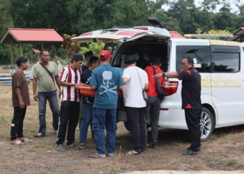 SANAK saudara mengusung jenazah Mohd. Fuad Fahmie Ghazali untuk dikebumikan di Tanah Perkuburan Islam, Kampung Apam, Pasir Mas, Kelantan-UTUSAN/KAMARUL BISMI KAMARUZAMAN.