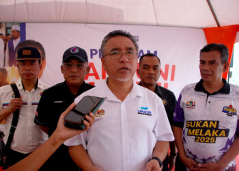 ADLY Zahari pada sidang akhbar selepas menyempurnakan Majlis Peluncuran Program Santuni Madani di Masjid Raudhatul Jannah, Bukit Katil, Melaka. UTUSAN/AMRAN MULUP
