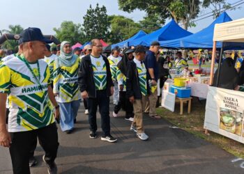 AKBAR Samon (tengah) melawat gerai jualan sempena Program Pulai Indah Fun Walk 3.0 di Padang Awam Taman Pulai Indah, Jasin, Melaka hari ini.-UTUSAN/AMRAN ALI.