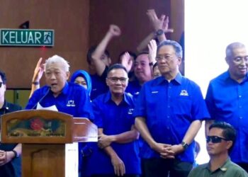 BUNG Moktar Radin mengumumkan nama calon BN di Bangunan UMNO Sabah petang tadi. - UTUSAN/HARDY JOE