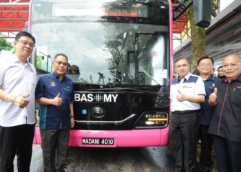 ANTHONY Loke Siew Fook (tiga dari kiri) pada Majlis Perasmian Bas.My Johor Bahru di Hentian Bas Sutera Mall, Johor Bahru, Johor hari ini.-UTUSAN/RAJA JAAFAR ALI