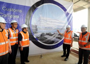 ANTHONY Loke Siew Fook (dua dari kanan) ketika menghadiri taklimat dan tinjauan kemajuan projek RTS Link di Kompleks Imigresen Kastam dan Kuarantin (ICQ) di Kompleks Imigresen, Bukit Chagar, Johor Bahru hari ini.-UTUSAN/RAJA JAAFAR ALI