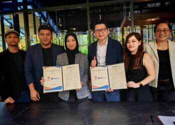 NISSA Rosli (tiga dari kiri) dan Kelvin Tan (tiga dari kanan) bersama Ketua Pengarah Operasi NKMH, Hafiz Che Yahaya (dua dari kiri) dan Ketua Pengarah Media NKMH, Mohd. Affandi Abdullah (kiri) selepas Majlis Menandatangani emorandum Persefahaman (MoU) antara NKMH Media Sdn. Bhd. bersama Adello Malaysia Sdn. Bhd. dan Adello Group AG di Bamboo Hills,  Kuala Lumpur.