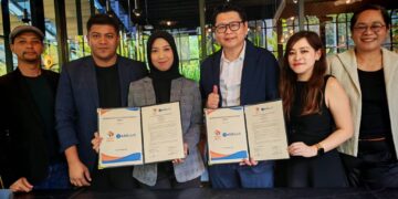 NISSA Rosli (tiga dari kiri) dan Kelvin Tan (tiga dari kanan) bersama Ketua Pengarah Operasi NKMH, Hafiz Che Yahaya (dua dari kiri) dan Ketua Pengarah Media NKMH, Mohd. Affandi Abdullah (kiri) selepas Majlis Menandatangani emorandum Persefahaman (MoU) antara NKMH Media Sdn. Bhd. bersama Adello Malaysia Sdn. Bhd. dan Adello Group AG di Bamboo Hills, Kuala Lumpur.